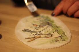 Decoupage en tela con pincel